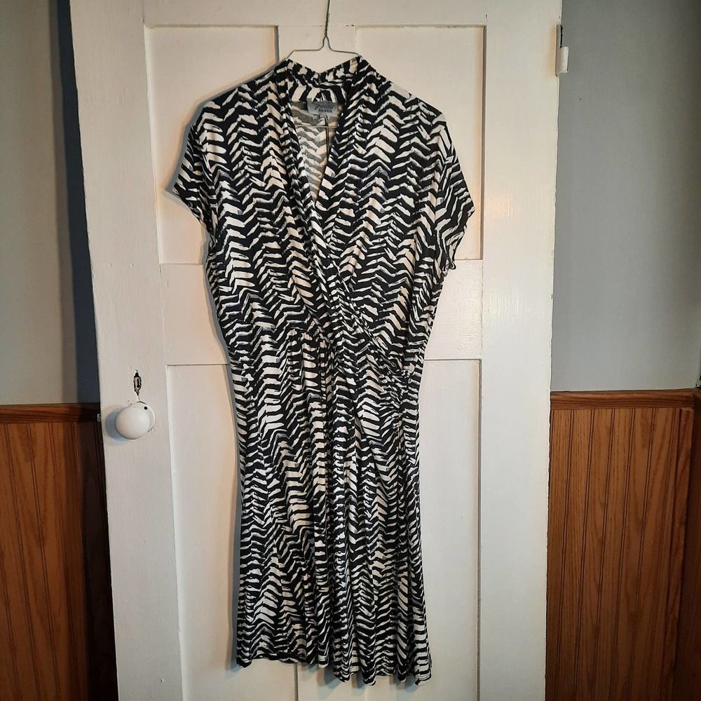 LYNN RICHIE Black White Abstract Graphic Surplice Cap Sleeve Dress LARGE